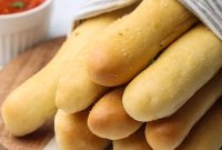 Crispy Homemade Breadsticks Recipe for Perfect Dinner Sides