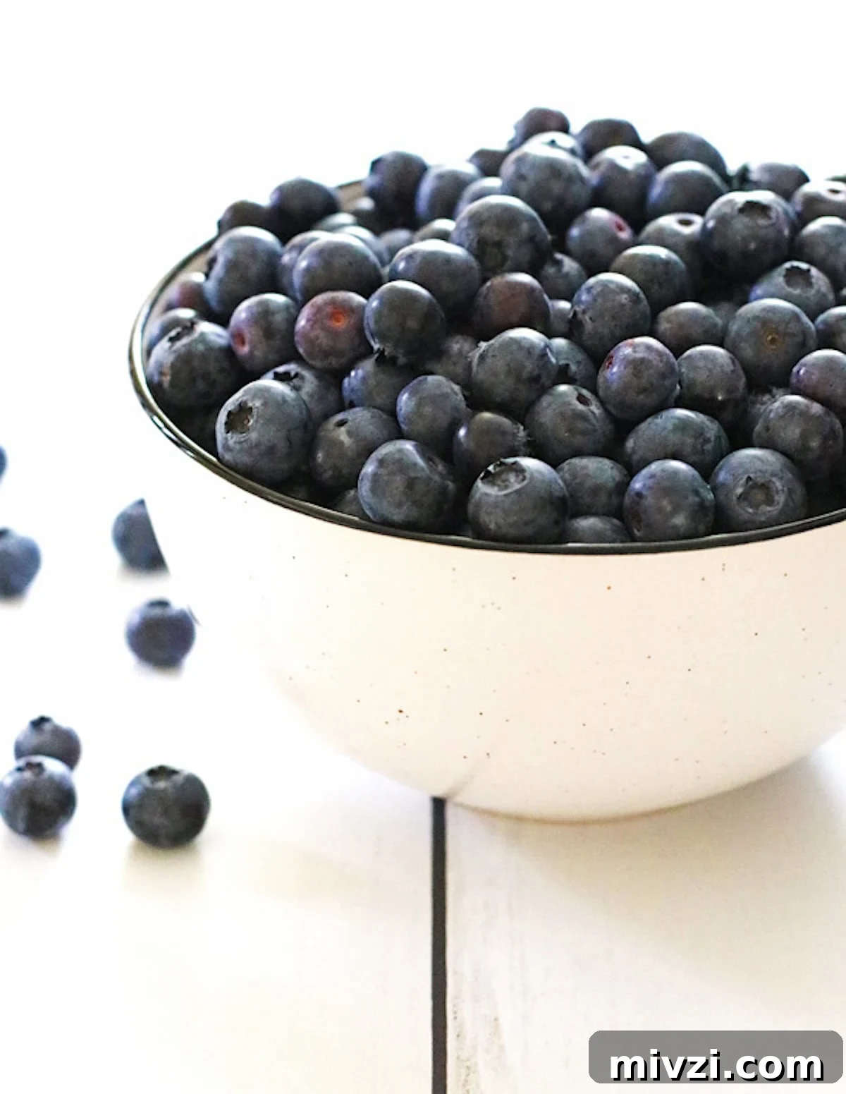 Refreshing Blueberry Lemon Smoothie Recipe for Morning Energy 3 A white bowl filled with blueberries
