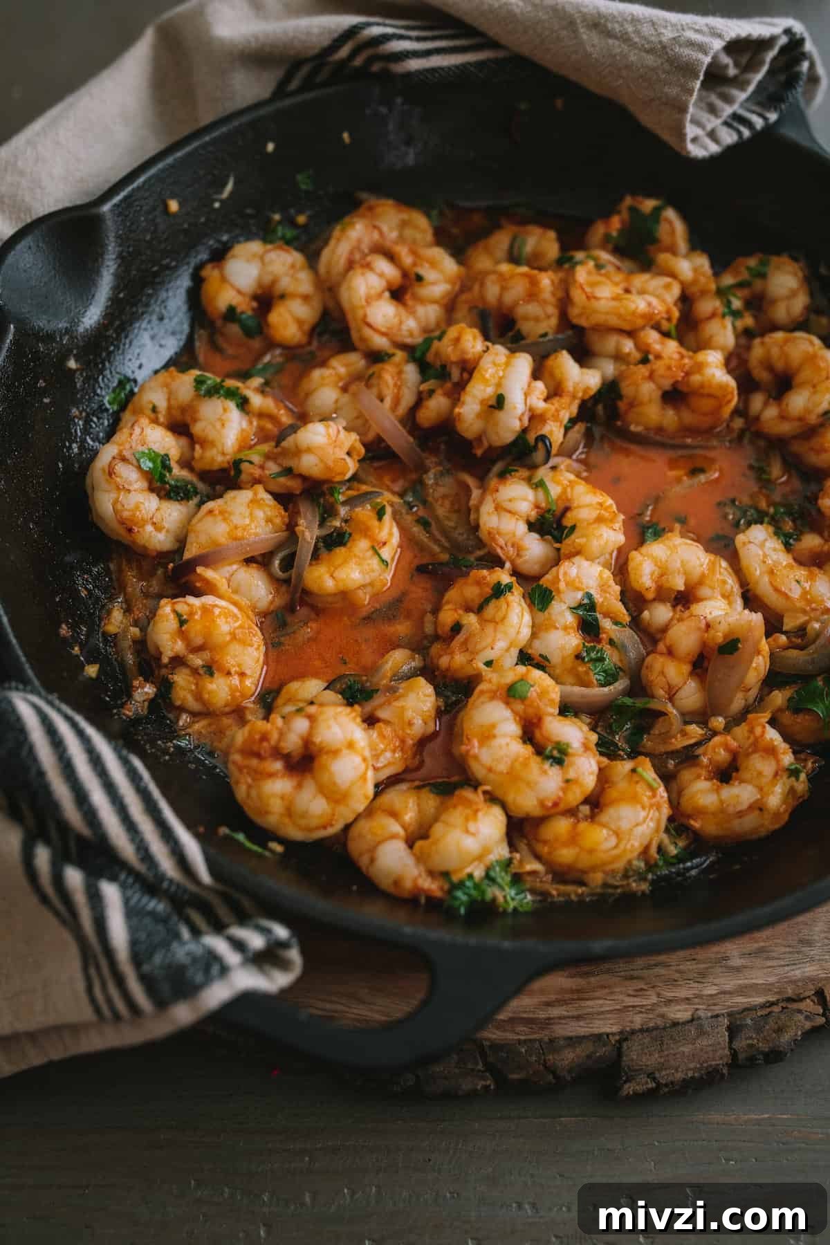 Garlic Shrimp Mexican-Style: Mojo de Ajo Camarones Recipe 2 Camarones al Mojo de Ajo (Mexican-Style Garlic Shrimp) in a cast iron skillet.
